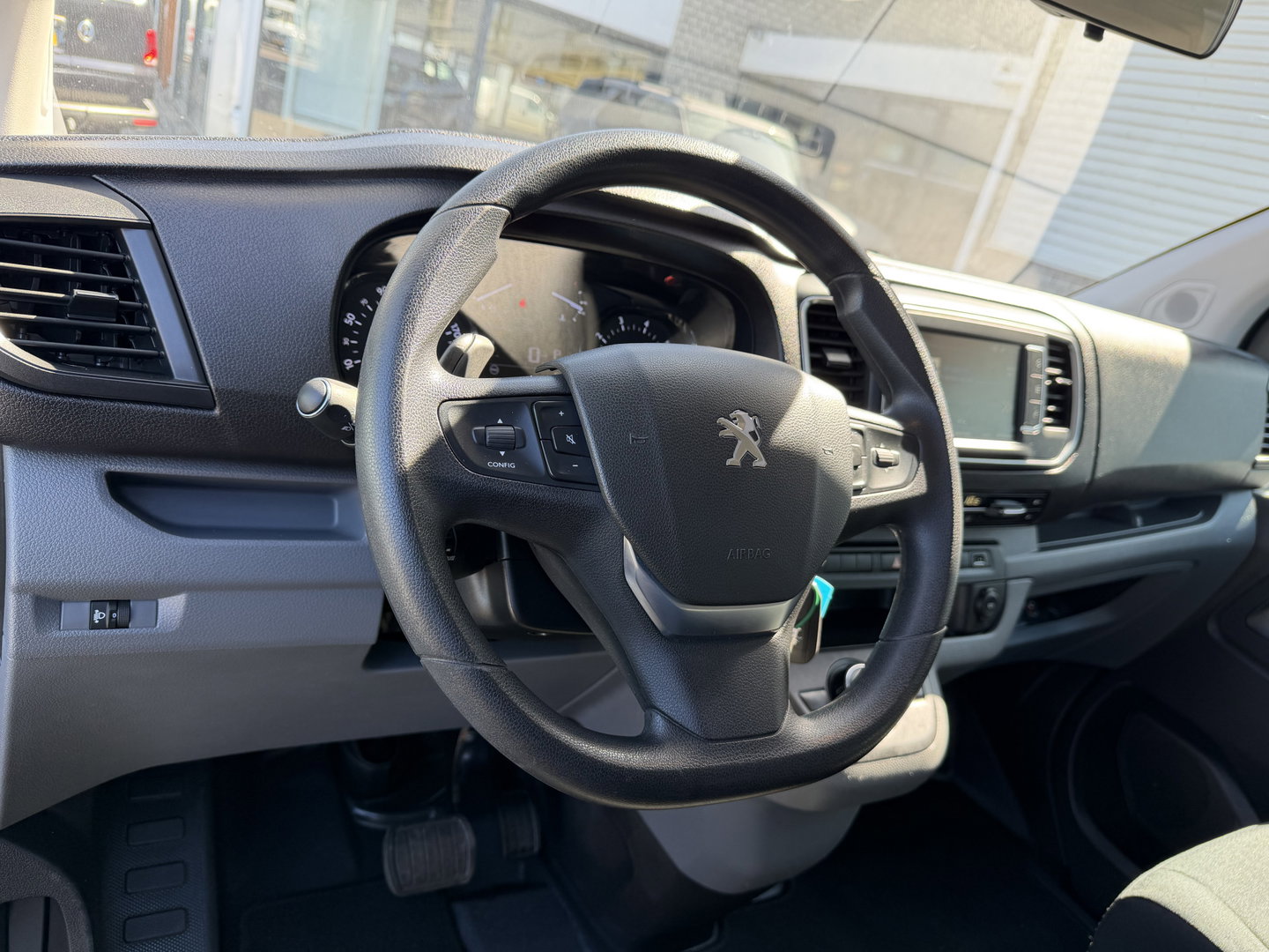 Peugeot Expert 2.0 BlueHDI 177pk automaat S&S L3H1 DC 5 persoons / vaste prijs rijklaar € 27.950 ex btw / lease vanaf € 456 / dubbele schuifdeur / euro 6 / bpm vrij / airco / cruise / navi / trekhaak !