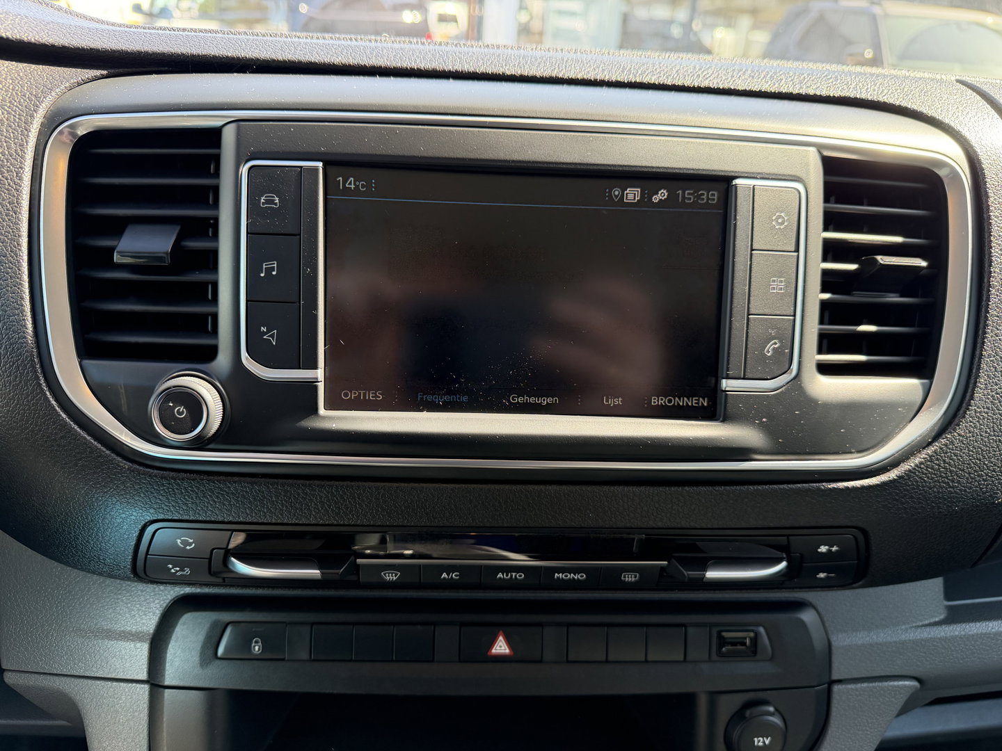 Peugeot Expert 2.0 BlueHDI 177pk automaat S&S L3H1 DC 5 persoons / vaste prijs rijklaar € 27.950 ex btw / lease vanaf € 456 / dubbele schuifdeur / euro 6 / bpm vrij / airco / cruise / navi / trekhaak !