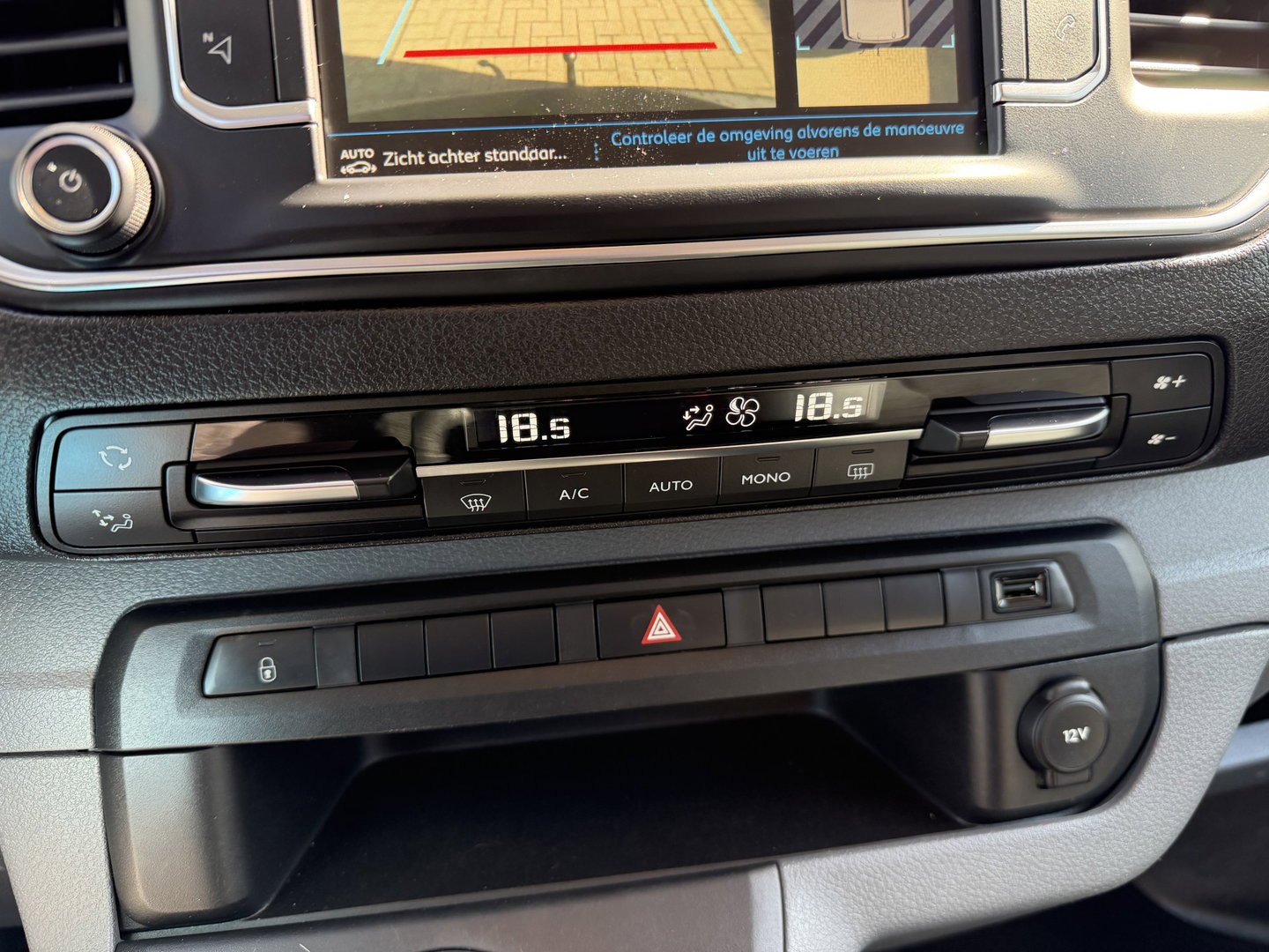 Peugeot Expert 2.0 BlueHDI 177pk automaat S&S L3H1 DC 5 persoons / vaste prijs rijklaar € 27.950 ex btw / lease vanaf € 456 / dubbele schuifdeur / euro 6 / bpm vrij / airco / cruise / navi / trekhaak !