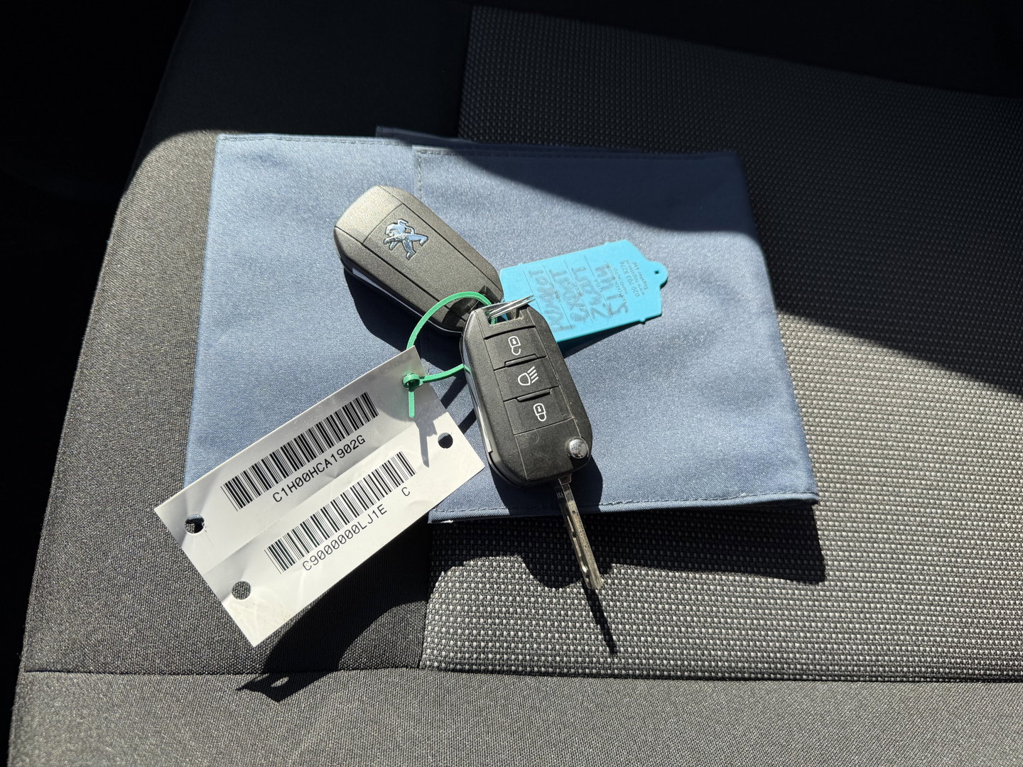 Peugeot Expert 2.0 BlueHDI 177pk automaat S&S L3H1 DC 5 persoons / vaste prijs rijklaar € 27.950 ex btw / lease vanaf € 456 / dubbele schuifdeur / euro 6 / bpm vrij / airco / cruise / navi / trekhaak !