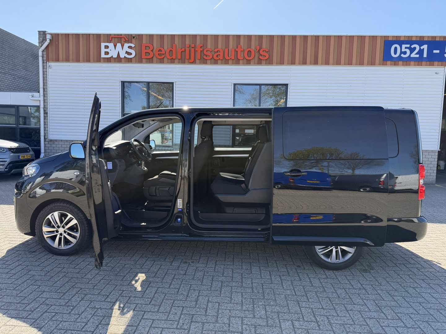 Peugeot Expert 2.0 BlueHDI 177pk automaat S&S L3H1 DC 5 persoons / vaste prijs rijklaar € 27.950 ex btw / lease vanaf € 456 / dubbele schuifdeur / euro 6 / bpm vrij / airco / cruise / navi / trekhaak !