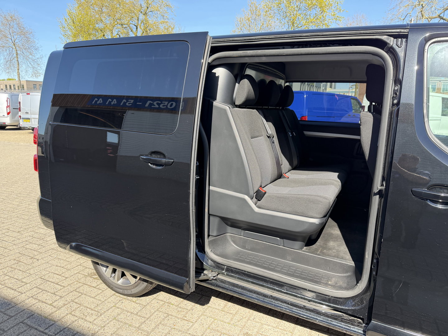 Peugeot Expert 2.0 BlueHDI 177pk automaat S&S L3H1 DC 5 persoons / vaste prijs rijklaar € 27.950 ex btw / lease vanaf € 456 / dubbele schuifdeur / euro 6 / bpm vrij / airco / cruise / navi / trekhaak !