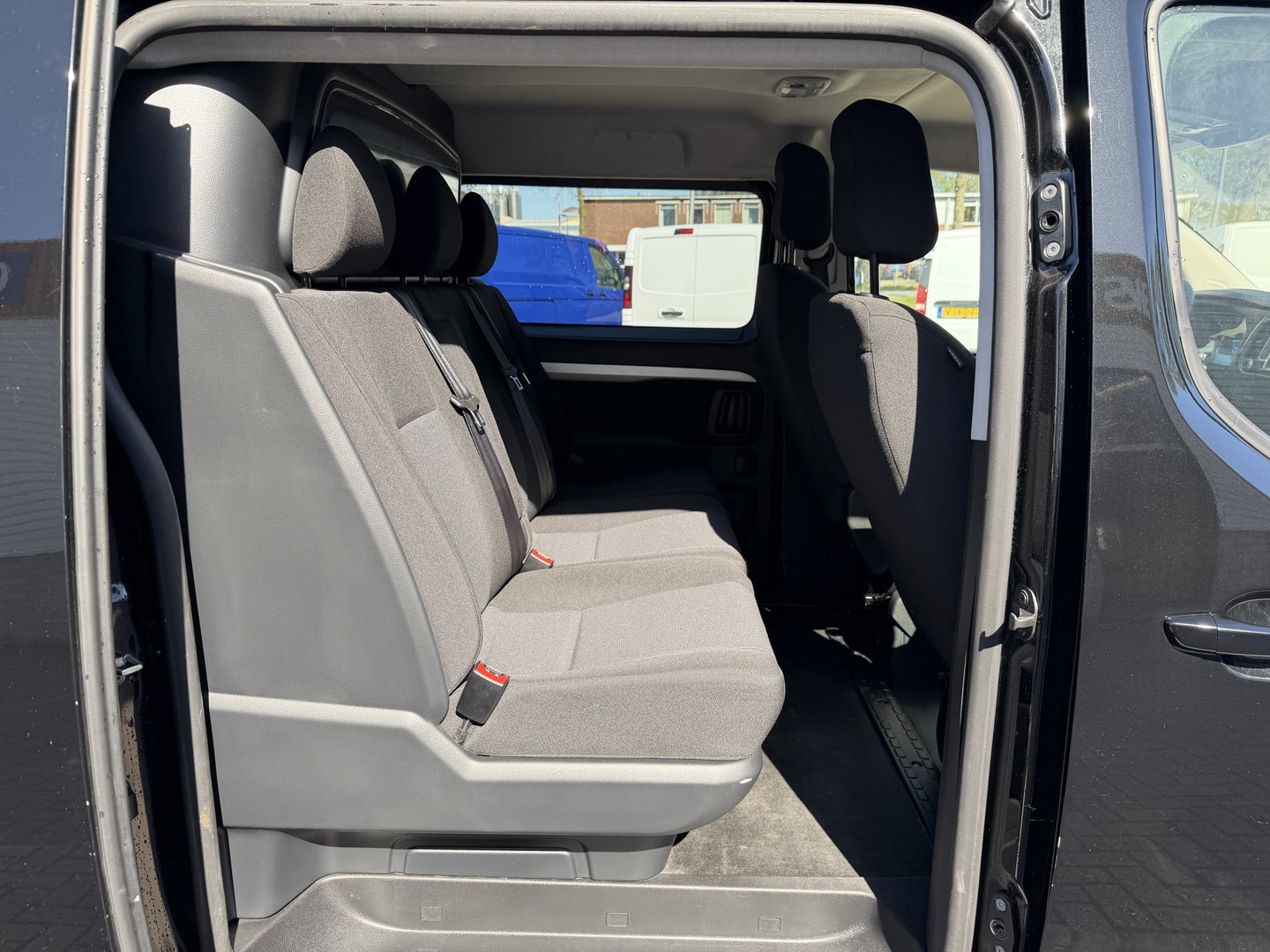 Peugeot Expert 2.0 BlueHDI 177pk automaat S&S L3H1 DC 5 persoons / vaste prijs rijklaar € 27.950 ex btw / lease vanaf € 456 / dubbele schuifdeur / euro 6 / bpm vrij / airco / cruise / navi / trekhaak !