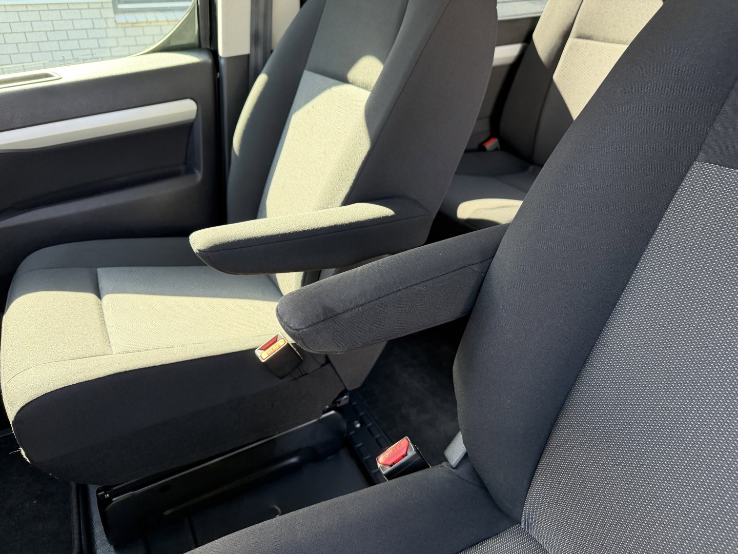 Peugeot Expert 2.0 BlueHDI 177pk automaat S&S L3H1 DC 5 persoons / vaste prijs rijklaar € 27.950 ex btw / lease vanaf € 456 / dubbele schuifdeur / euro 6 / bpm vrij / airco / cruise / navi / trekhaak !