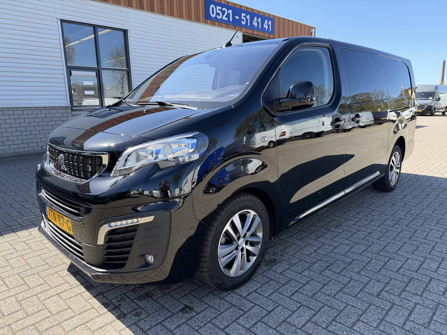 Peugeot Expert 2.0 BlueHDI 177pk automaat S&S L3H1 DC 5 persoons / vaste prijs rijklaar € 27.950 ex btw / lease vanaf € 456 / dubbele schuifdeur / euro 6 / bpm vrij / airco / cruise / navi / trekhaak !