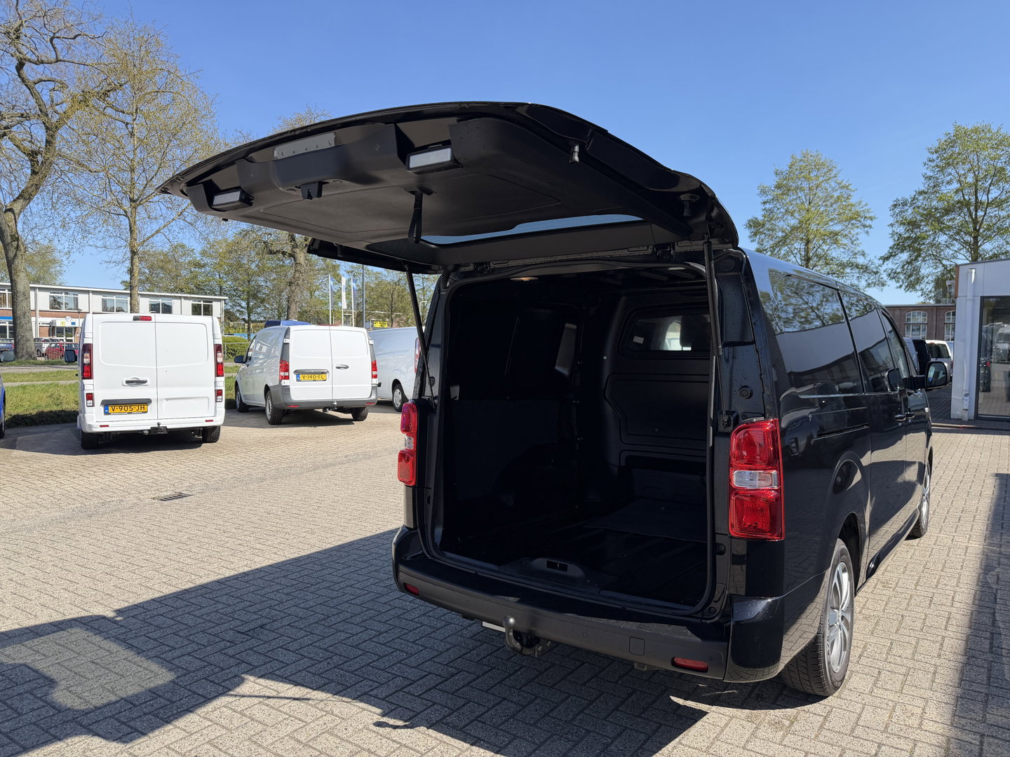 Peugeot Expert 2.0 BlueHDI 177pk automaat S&S L3H1 DC 5 persoons / vaste prijs rijklaar € 27.950 ex btw / lease vanaf € 456 / dubbele schuifdeur / euro 6 / bpm vrij / airco / cruise / navi / trekhaak !