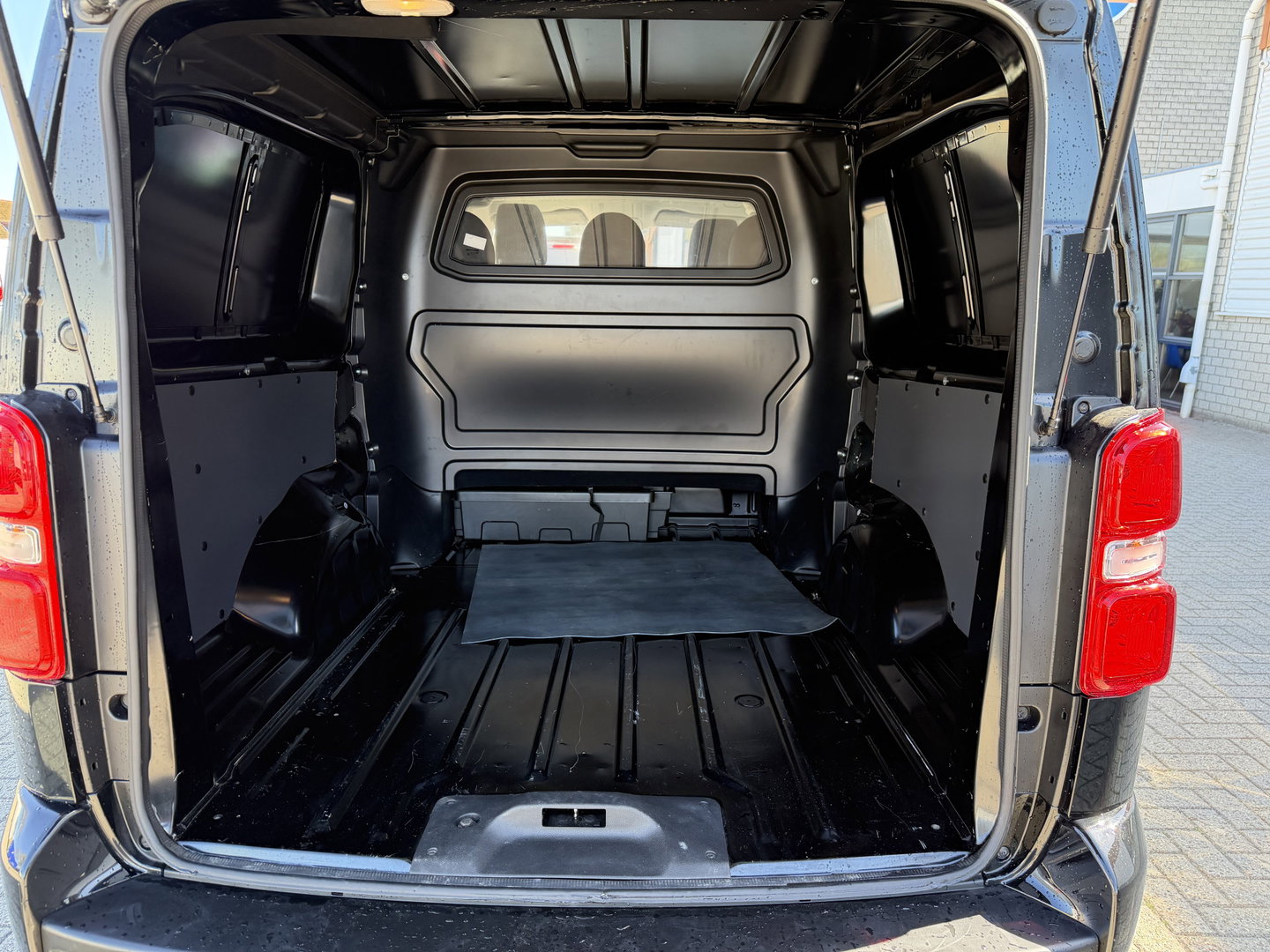 Peugeot Expert 2.0 BlueHDI 177pk automaat S&S L3H1 DC 5 persoons / vaste prijs rijklaar € 27.950 ex btw / lease vanaf € 456 / dubbele schuifdeur / euro 6 / bpm vrij / airco / cruise / navi / trekhaak !