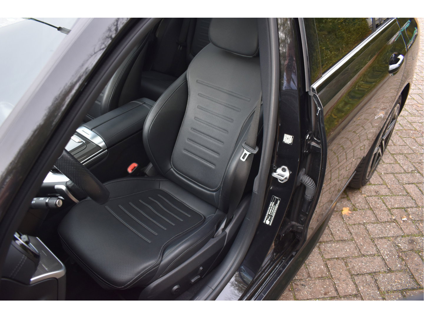 Mercedes-Benz C-Klasse 300 e AMG Line 313 pk | NL-Auto | 8x velgen + banden | Trekhaak | Open dak | Virtual cockpit | Camera | Carplay | Sfeerverlichting | Full LED | LM-Velgen | NAP