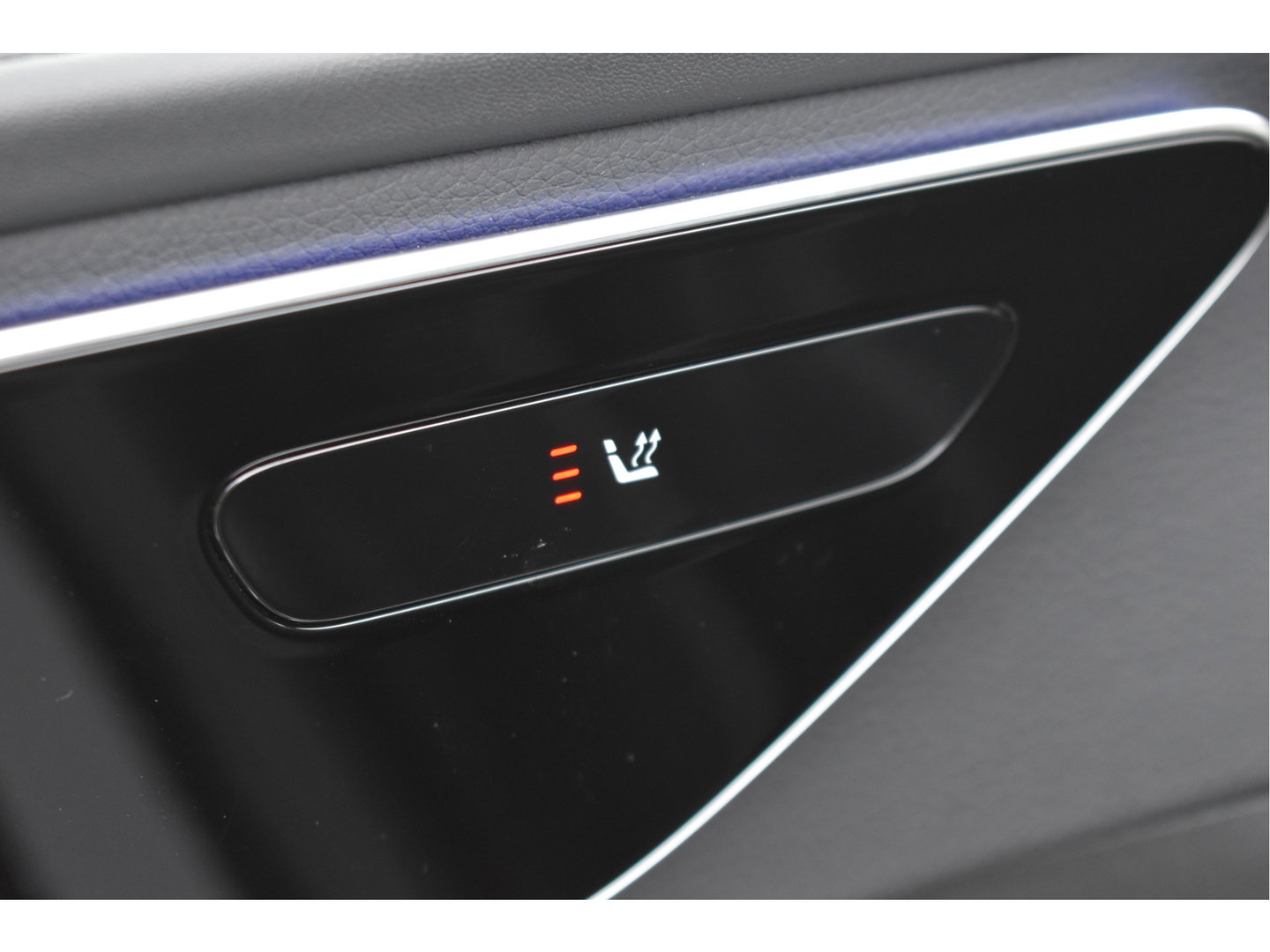 Mercedes-Benz C-Klasse 300 e AMG Line 313 pk | NL-Auto | 8x velgen + banden | Trekhaak | Open dak | Virtual cockpit | Camera | Carplay | Sfeerverlichting | Full LED | LM-Velgen | NAP