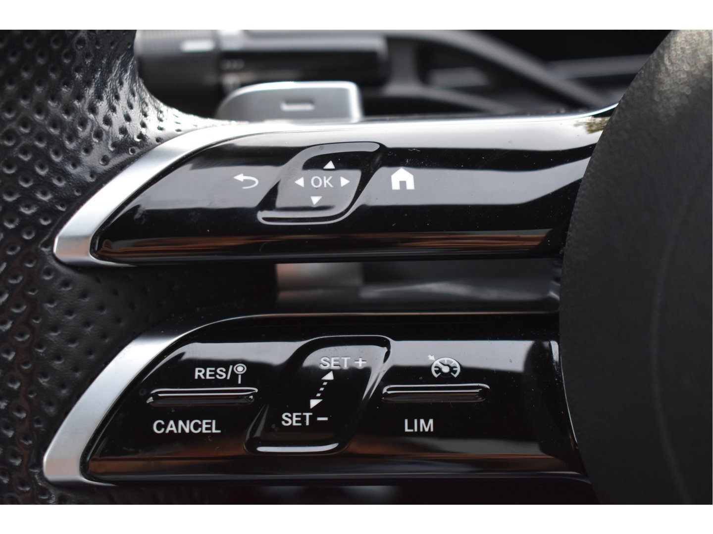 Mercedes-Benz C-Klasse 300 e AMG Line 313 pk | NL-Auto | 8x velgen + banden | Trekhaak | Open dak | Virtual cockpit | Camera | Carplay | Sfeerverlichting | Full LED | LM-Velgen | NAP