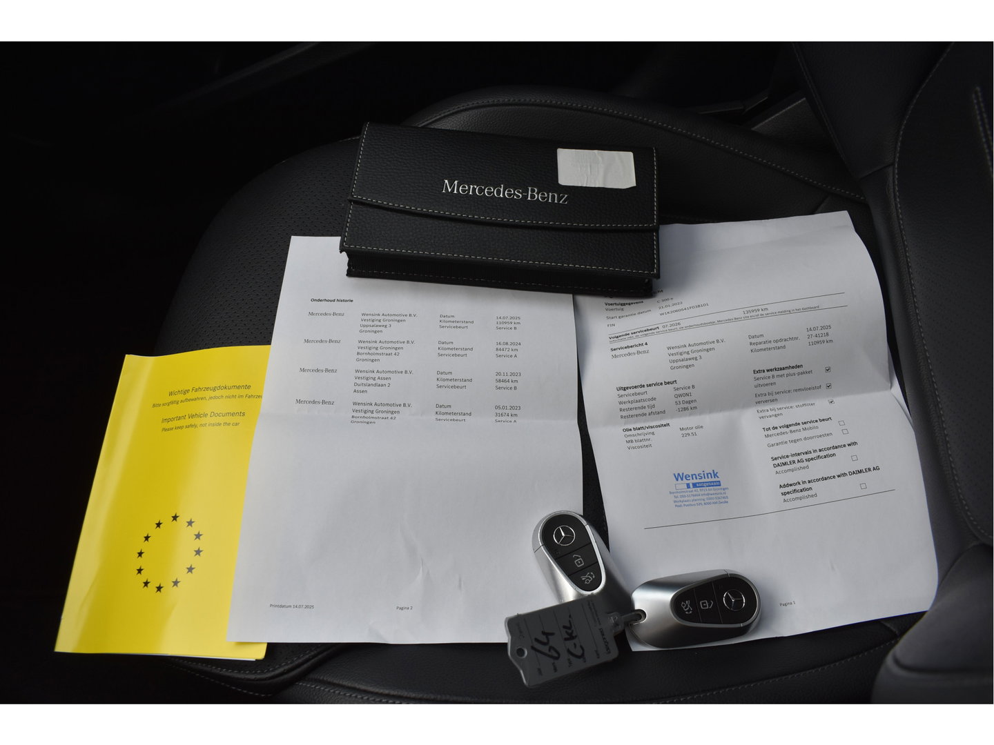 Mercedes-Benz C-Klasse 300 e AMG Line 313 pk | NL-Auto | 8x velgen + banden | Trekhaak | Open dak | Virtual cockpit | Camera | Carplay | Sfeerverlichting | Full LED | LM-Velgen | NAP