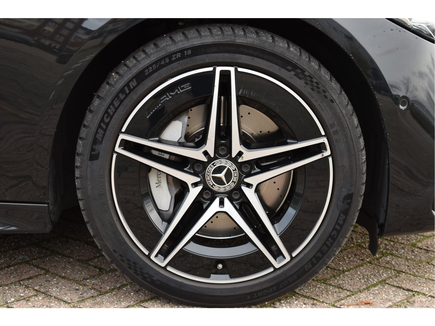 Mercedes-Benz C-Klasse 300 e AMG Line 313 pk | NL-Auto | 8x velgen + banden | Trekhaak | Open dak | Virtual cockpit | Camera | Carplay | Sfeerverlichting | Full LED | LM-Velgen | NAP