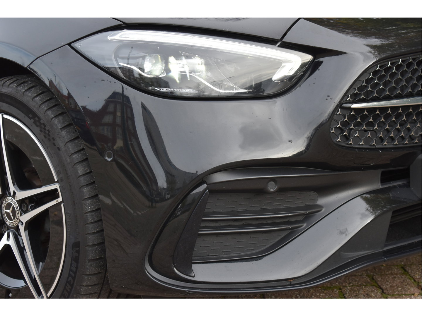 Mercedes-Benz C-Klasse 300 e AMG Line 313 pk | NL-Auto | 8x velgen + banden | Trekhaak | Open dak | Virtual cockpit | Camera | Carplay | Sfeerverlichting | Full LED | LM-Velgen | NAP