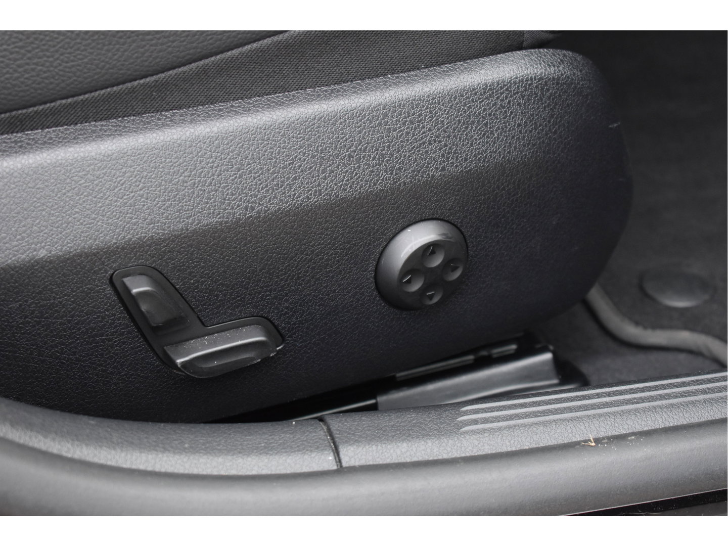 Mercedes-Benz C-Klasse 300 e AMG Line 313 pk | NL-Auto | 8x velgen + banden | Trekhaak | Open dak | Virtual cockpit | Camera | Carplay | Sfeerverlichting | Full LED | LM-Velgen | NAP