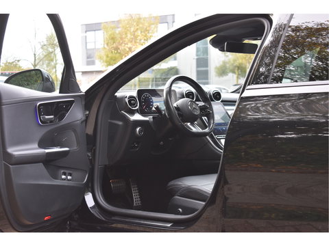Mercedes-Benz C-Klasse 300 e AMG Line 313 pk | NL-Auto | 8x velgen + banden | Trekhaak | Open dak | Virtual cockpit | Camera | Carplay | Sfeerverlichting | Full LED | LM-Velgen | NAP