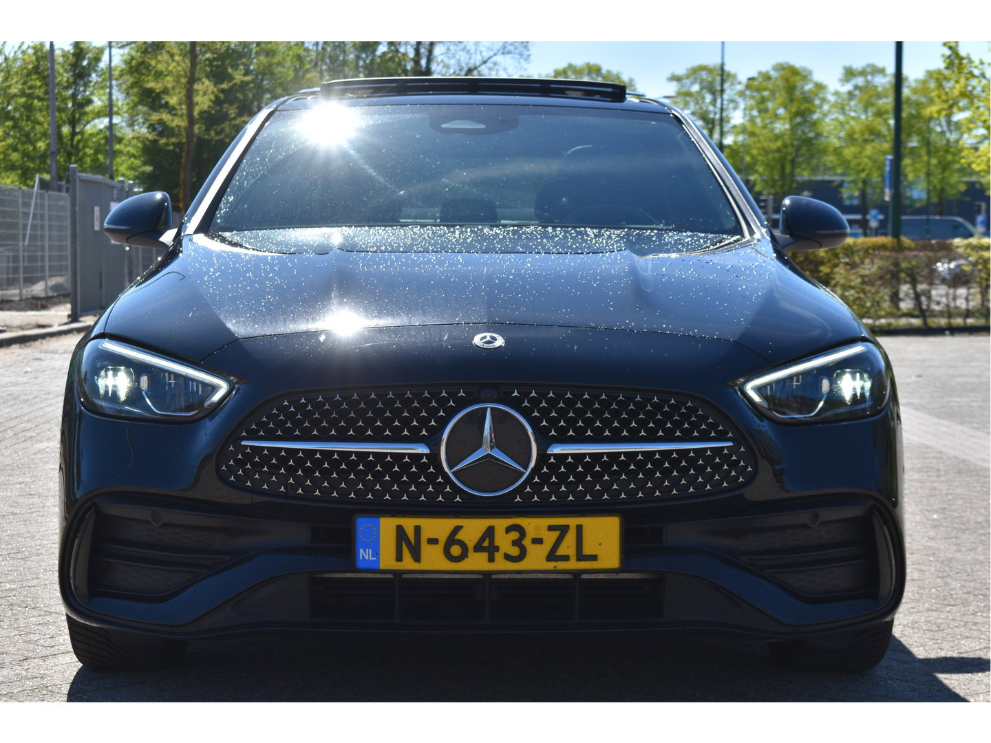 Mercedes-Benz C-Klasse 300 e AMG Line 313 pk | NL-Auto | 8x velgen + banden | Trekhaak | Open dak | Virtual cockpit | Camera | Carplay | Sfeerverlichting | Full LED | LM-Velgen | NAP