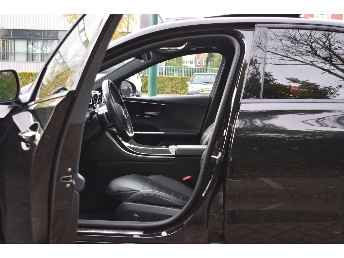 Mercedes-Benz C-Klasse 300 e AMG Line 313 pk | NL-Auto | 8x velgen + banden | Trekhaak | Open dak | Virtual cockpit | Camera | Carplay | Sfeerverlichting | Full LED | LM-Velgen | NAP