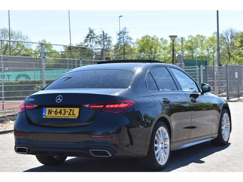 Mercedes-Benz C-Klasse 300 e AMG Line 313 pk | NL-Auto | 8x velgen + banden | Trekhaak | Open dak | Virtual cockpit | Camera | Carplay | Sfeerverlichting | Full LED | LM-Velgen | NAP