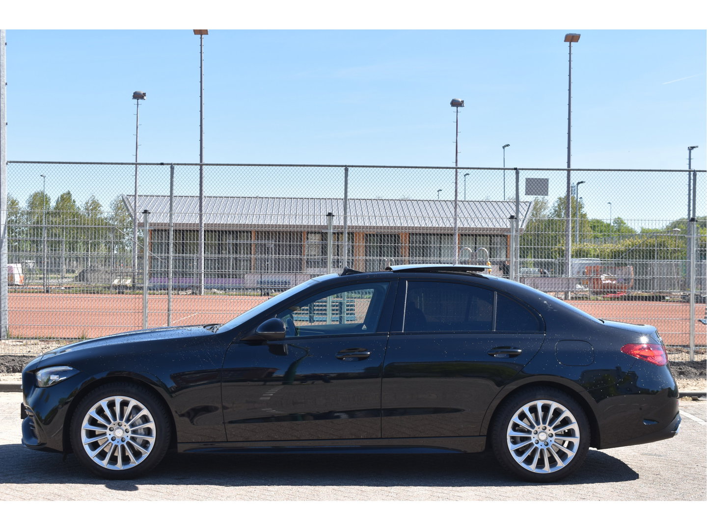 Mercedes-Benz C-Klasse 300 e AMG Line 313 pk | NL-Auto | 8x velgen + banden | Trekhaak | Open dak | Virtual cockpit | Camera | Carplay | Sfeerverlichting | Full LED | LM-Velgen | NAP