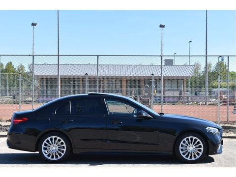 Mercedes-Benz C-Klasse 300 e AMG Line 313 pk | NL-Auto | 8x velgen + banden | Trekhaak | Open dak | Virtual cockpit | Camera | Carplay | Sfeerverlichting | Full LED | LM-Velgen | NAP