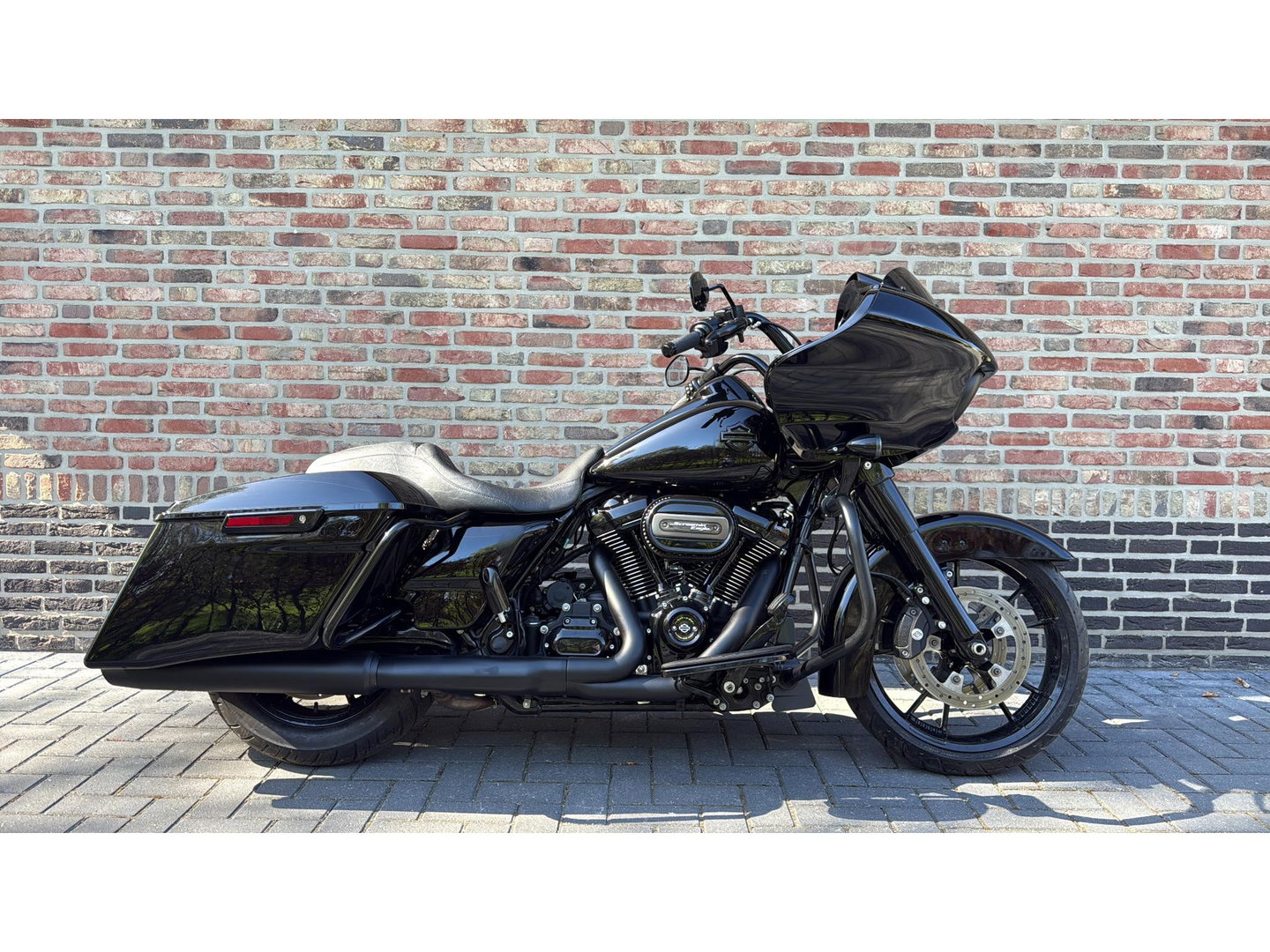 Harley Davidson 114 FLTRX Road Glide CVO Black Out 