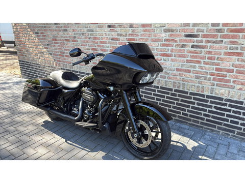 Harley Davidson 114 FLTRX Road Glide CVO Black Out 