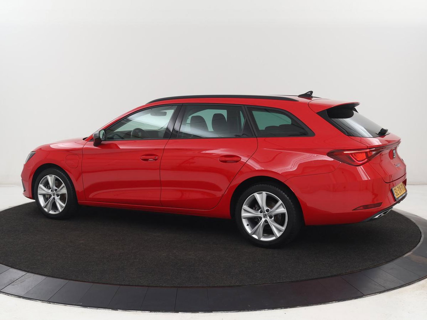 SEAT Leon 1.4 TSI eHybrid PHEV FR | SOH 97,5% | Stoelverwarming | Adaptive cruise | Sfeerverlichting | Navigatie | Parkeerhulp | Full LED | Stuurverwarming | Bluetooth | Plug In