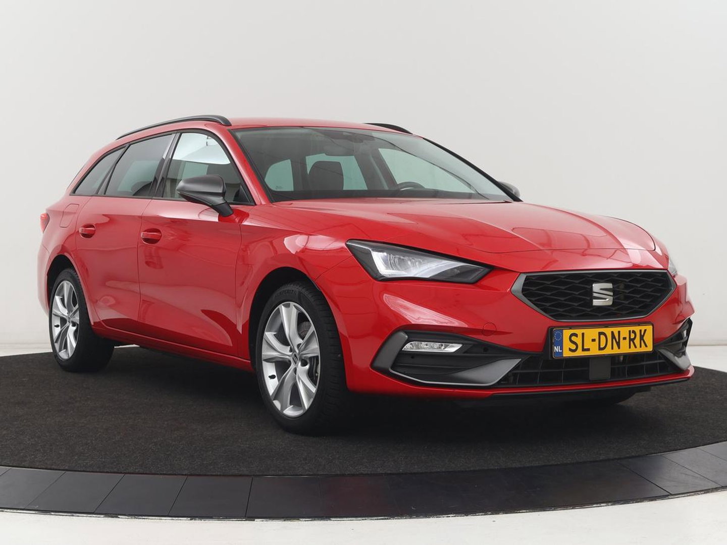SEAT Leon 1.4 TSI eHybrid PHEV FR | SOH 97,5% | Stoelverwarming | Adaptive cruise | Sfeerverlichting | Navigatie | Parkeerhulp | Full LED | Stuurverwarming | Bluetooth | Plug In