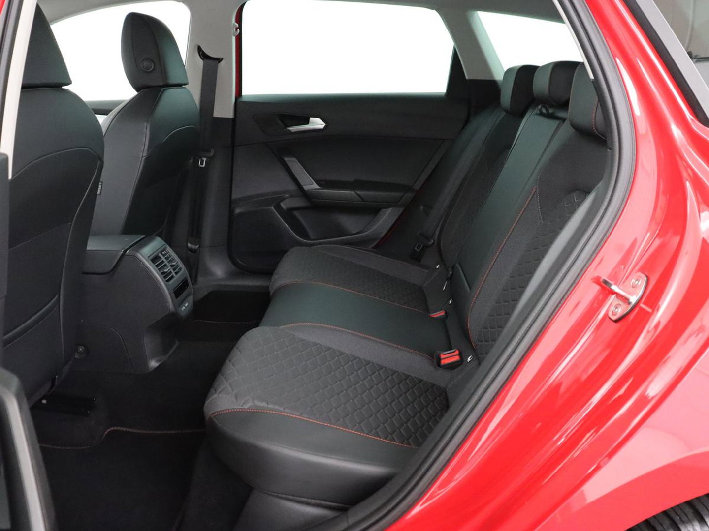 SEAT Leon 1.4 TSI eHybrid PHEV FR | SOH 97,5% | Stoelverwarming | Adaptive cruise | Sfeerverlichting | Navigatie | Parkeerhulp | Full LED | Stuurverwarming | Bluetooth | Plug In