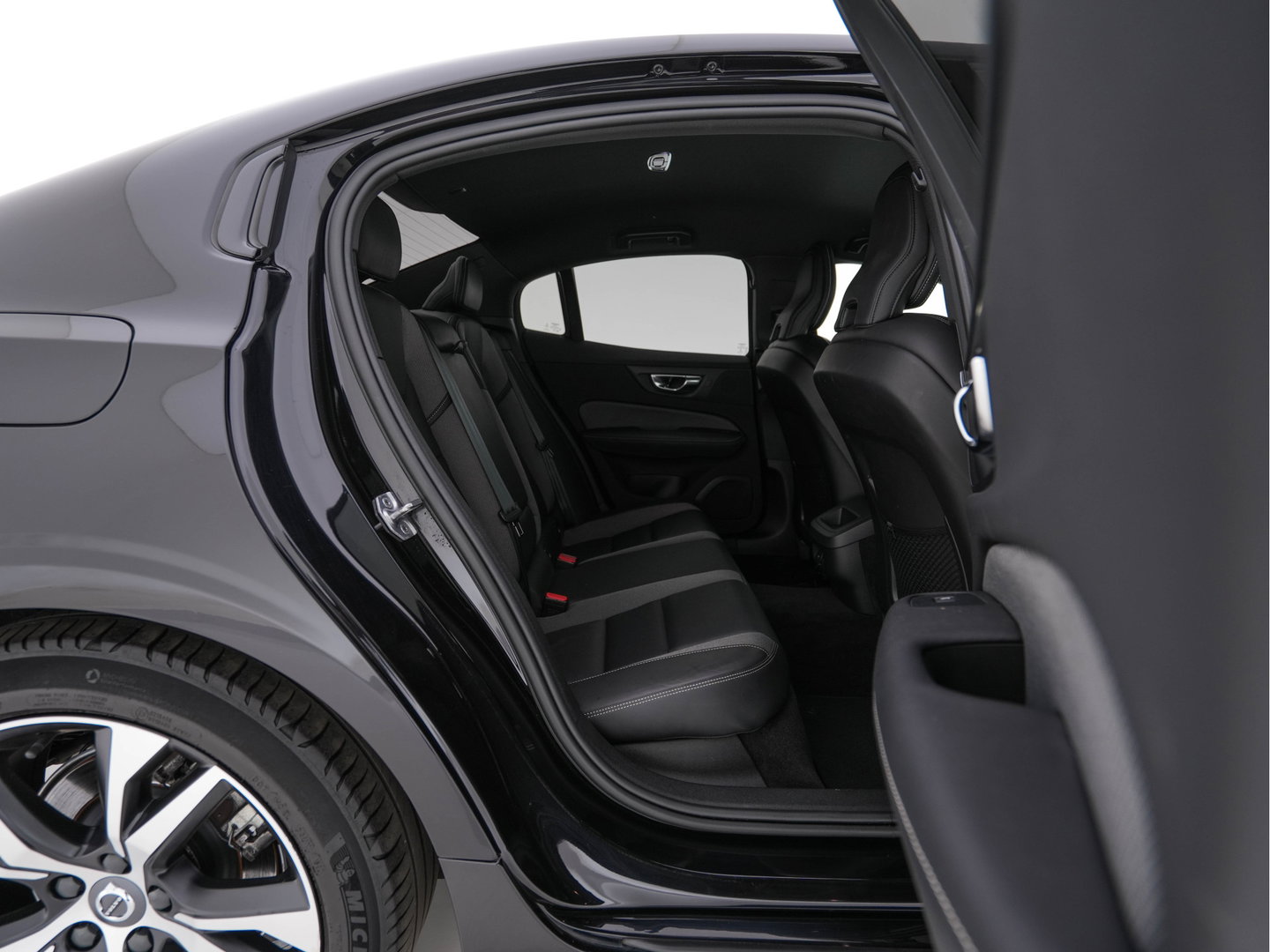 Volvo S60 2.0 B3 R-Design Black Edition (INCL-BTW) Aut. *FULL-LED | LEATHER | HEATED-R-SPORTSEATS | HARMAN/KARDON | MEMORY-PACK | CAMERA | NAVI-FULLMAP | ECC | PRIVACYGLASS | PDC | CRUISE | LANE-ASIST | DAB | DIGI-COCKPIT | TOWBAR