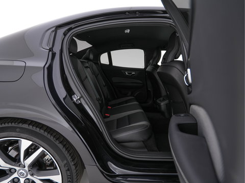 Volvo S60 2.0 B3 R-Design Black Edition (INCL-BTW) Aut. *FULL-LED | LEATHER | HEATED-R-SPORTSEATS | HARMAN/KARDON | MEMORY-PACK | CAMERA | NAVI-FULLMAP | ECC | PRIVACYGLASS | PDC | CRUISE | LANE-ASIST | DAB | DIGI-COCKPIT | TOWBAR