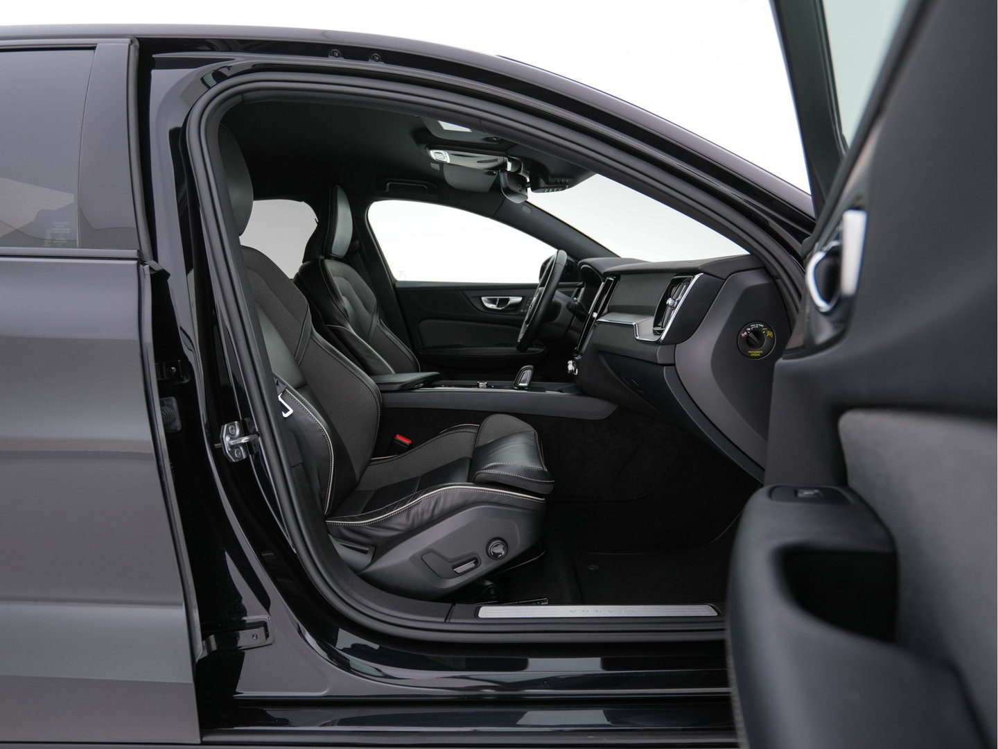 Volvo S60 2.0 B3 R-Design Black Edition (INCL-BTW) Aut. *FULL-LED | LEATHER | HEATED-R-SPORTSEATS | HARMAN/KARDON | MEMORY-PACK | CAMERA | NAVI-FULLMAP | ECC | PRIVACYGLASS | PDC | CRUISE | LANE-ASIST | DAB | DIGI-COCKPIT | TOWBAR