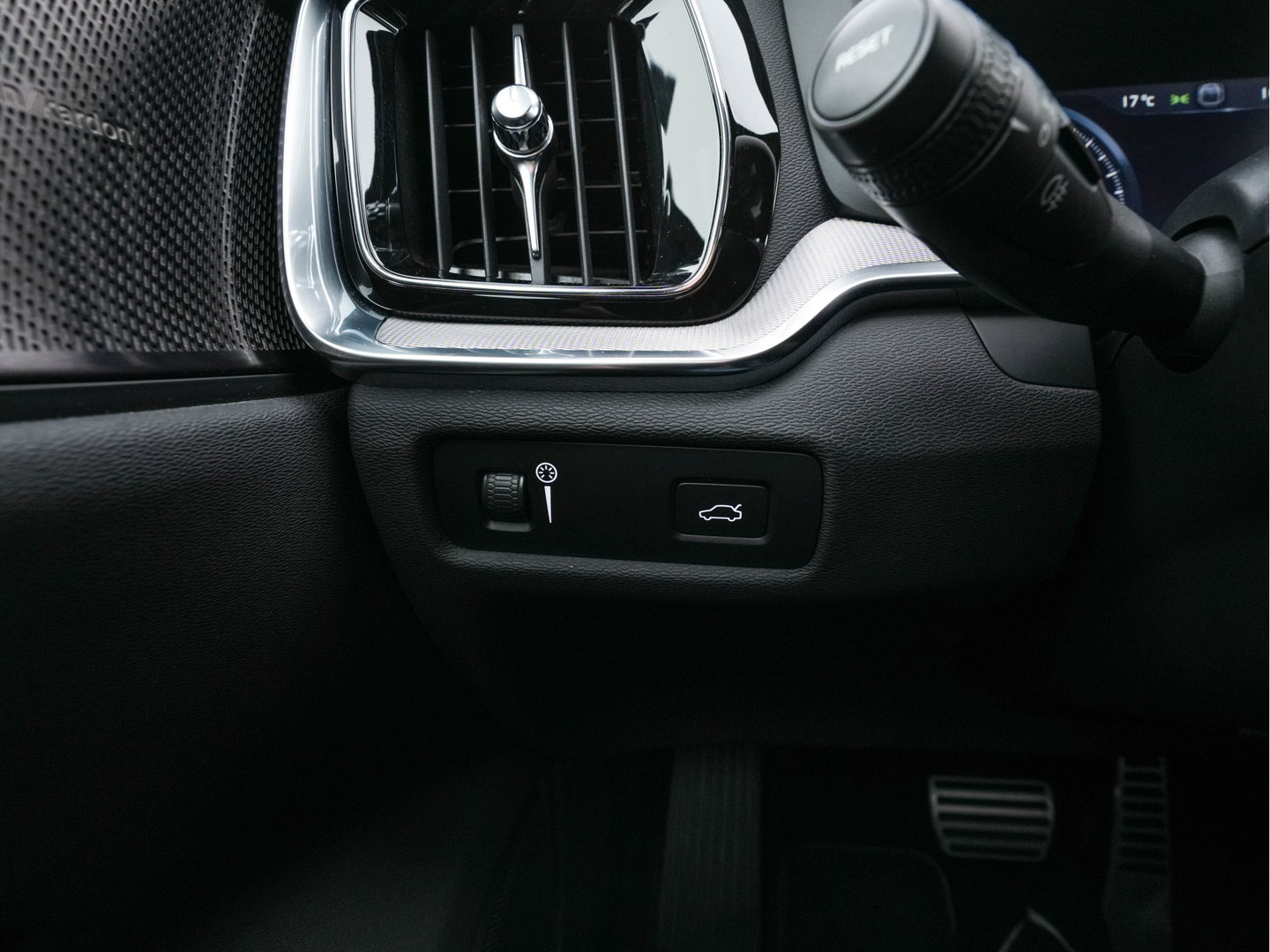 Volvo S60 2.0 B3 R-Design Black Edition (INCL-BTW) Aut. *FULL-LED | LEATHER | HEATED-R-SPORTSEATS | HARMAN/KARDON | MEMORY-PACK | CAMERA | NAVI-FULLMAP | ECC | PRIVACYGLASS | PDC | CRUISE | LANE-ASIST | DAB | DIGI-COCKPIT | TOWBAR