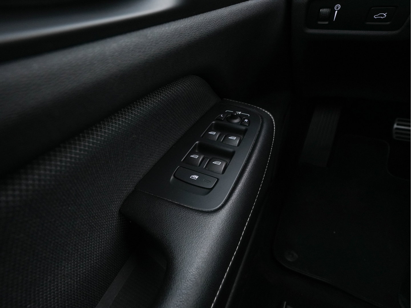 Volvo S60 2.0 B3 R-Design Black Edition (INCL-BTW) Aut. *FULL-LED | LEATHER | HEATED-R-SPORTSEATS | HARMAN/KARDON | MEMORY-PACK | CAMERA | NAVI-FULLMAP | ECC | PRIVACYGLASS | PDC | CRUISE | LANE-ASIST | DAB | DIGI-COCKPIT | TOWBAR