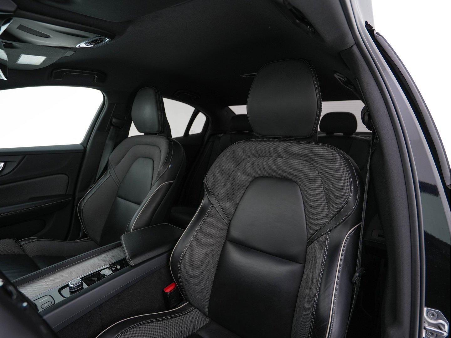 Volvo S60 2.0 B3 R-Design Black Edition (INCL-BTW) Aut. *FULL-LED | LEATHER | HEATED-R-SPORTSEATS | HARMAN/KARDON | MEMORY-PACK | CAMERA | NAVI-FULLMAP | ECC | PRIVACYGLASS | PDC | CRUISE | LANE-ASIST | DAB | DIGI-COCKPIT | TOWBAR