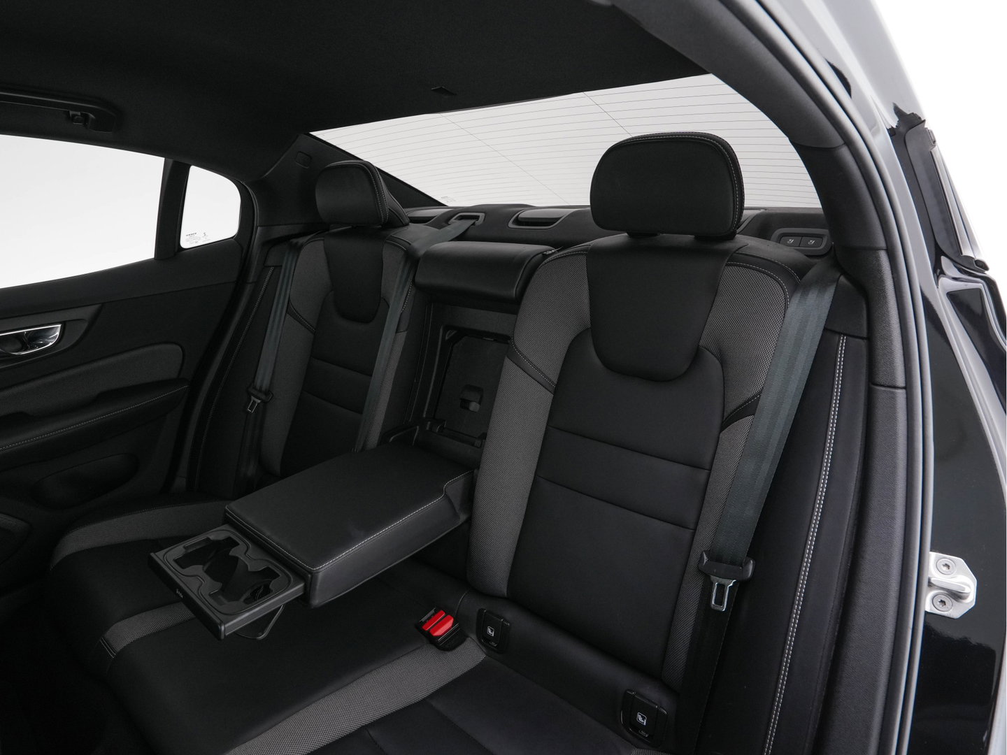 Volvo S60 2.0 B3 R-Design Black Edition (INCL-BTW) Aut. *FULL-LED | LEATHER | HEATED-R-SPORTSEATS | HARMAN/KARDON | MEMORY-PACK | CAMERA | NAVI-FULLMAP | ECC | PRIVACYGLASS | PDC | CRUISE | LANE-ASIST | DAB | DIGI-COCKPIT | TOWBAR