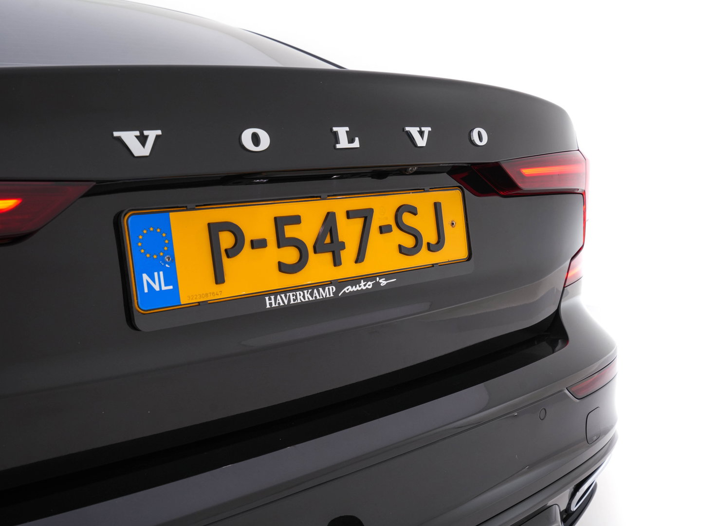 Volvo S60 2.0 B3 R-Design Black Edition (INCL-BTW) Aut. *FULL-LED | LEATHER | HEATED-R-SPORTSEATS | HARMAN/KARDON | MEMORY-PACK | CAMERA | NAVI-FULLMAP | ECC | PRIVACYGLASS | PDC | CRUISE | LANE-ASIST | DAB | DIGI-COCKPIT | TOWBAR