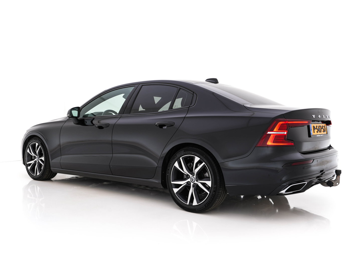 Volvo S60 2.0 B3 R-Design Black Edition (INCL-BTW) Aut. *FULL-LED | LEATHER | HEATED-R-SPORTSEATS | HARMAN/KARDON | MEMORY-PACK | CAMERA | NAVI-FULLMAP | ECC | PRIVACYGLASS | PDC | CRUISE | LANE-ASIST | DAB | DIGI-COCKPIT | TOWBAR