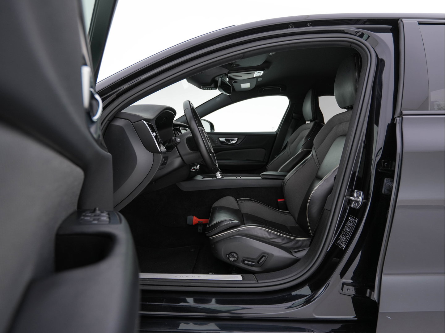 Volvo S60 2.0 B3 R-Design Black Edition (INCL-BTW) Aut. *FULL-LED | LEATHER | HEATED-R-SPORTSEATS | HARMAN/KARDON | MEMORY-PACK | CAMERA | NAVI-FULLMAP | ECC | PRIVACYGLASS | PDC | CRUISE | LANE-ASIST | DAB | DIGI-COCKPIT | TOWBAR