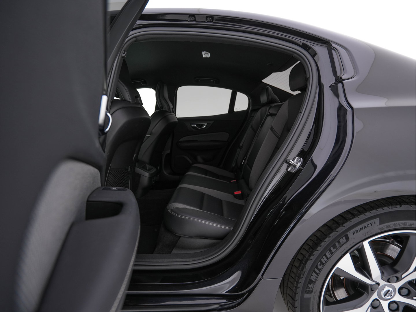 Volvo S60 2.0 B3 R-Design Black Edition (INCL-BTW) Aut. *FULL-LED | LEATHER | HEATED-R-SPORTSEATS | HARMAN/KARDON | MEMORY-PACK | CAMERA | NAVI-FULLMAP | ECC | PRIVACYGLASS | PDC | CRUISE | LANE-ASIST | DAB | DIGI-COCKPIT | TOWBAR