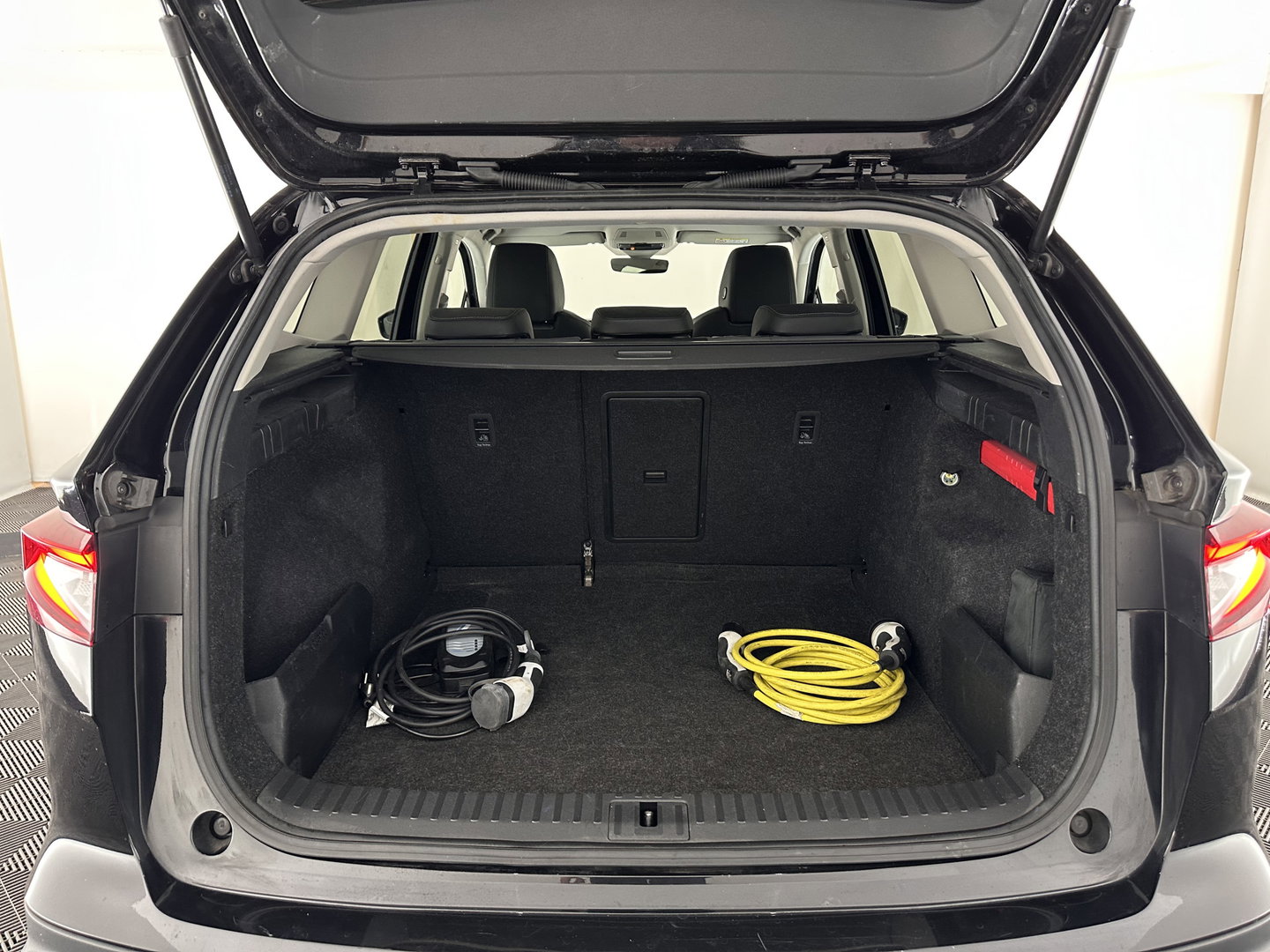 Škoda Enyaq iV 60 [ 3-Fase ] {SOH-87%} (INCL-BTW) *LEATHER-FABRIC | FULL-LED | ADAPTIVE-CRUISE | BLINDSPOT | DIGI-COCKPIT | CAMERA | KEYLESS | NAVI-FULLMAP | AMBIENT-LIGHT | ECC | HEATED-COMFORTSEATS | DAB+ | PDC | 20''ALU*