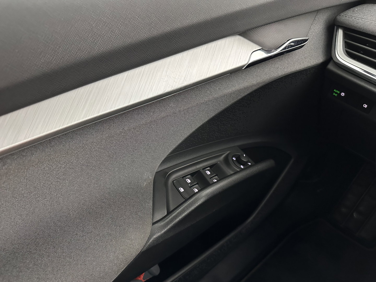 Škoda Enyaq iV 60 [ 3-Fase ] {SOH-87%} (INCL-BTW) *LEATHER-FABRIC | FULL-LED | ADAPTIVE-CRUISE | BLINDSPOT | DIGI-COCKPIT | CAMERA | KEYLESS | NAVI-FULLMAP | AMBIENT-LIGHT | ECC | HEATED-COMFORTSEATS | DAB+ | PDC | 20''ALU*