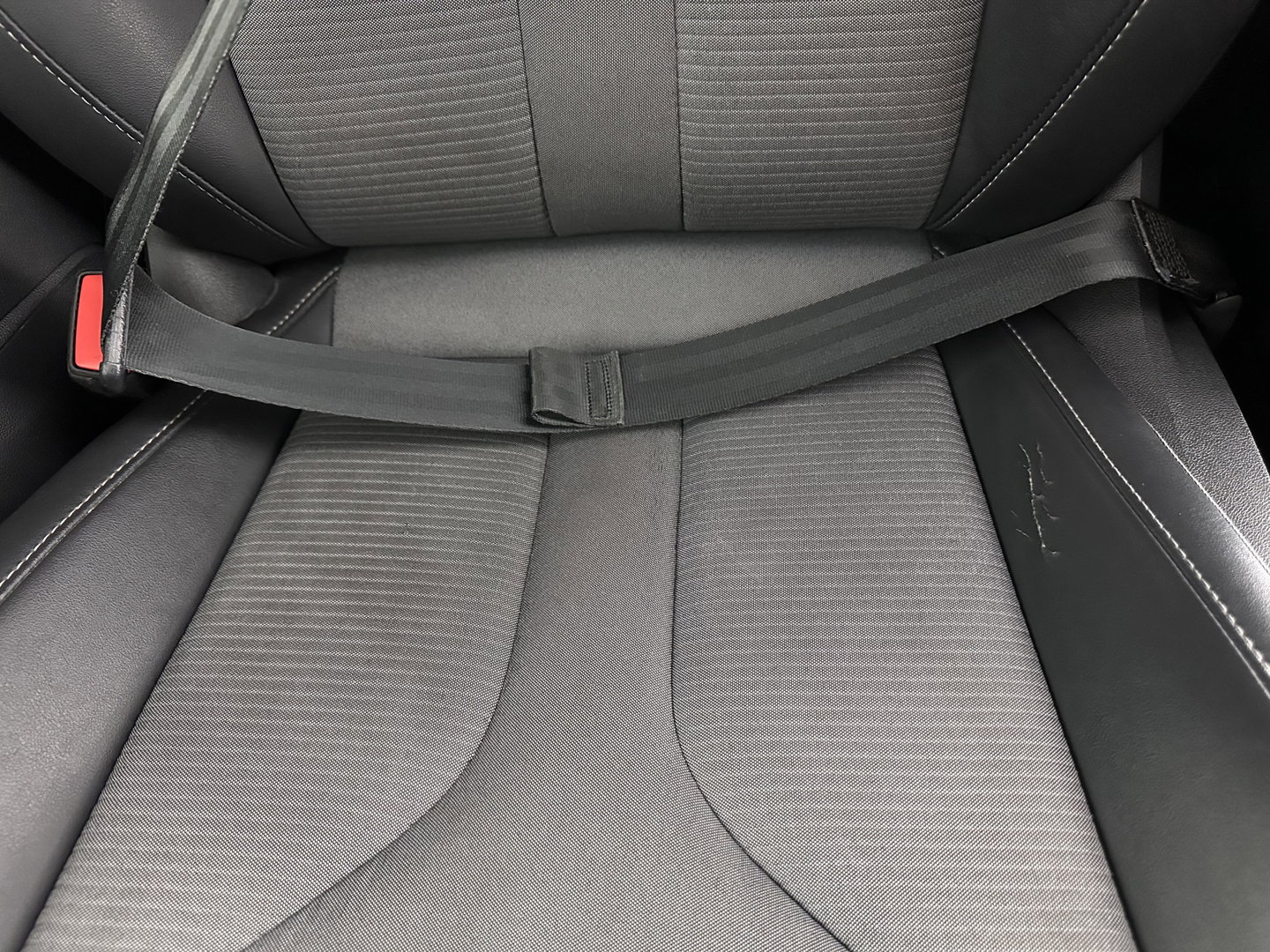 Škoda Enyaq iV 60 [ 3-Fase ] {SOH-87%} (INCL-BTW) *LEATHER-FABRIC | FULL-LED | ADAPTIVE-CRUISE | BLINDSPOT | DIGI-COCKPIT | CAMERA | KEYLESS | NAVI-FULLMAP | AMBIENT-LIGHT | ECC | HEATED-COMFORTSEATS | DAB+ | PDC | 20''ALU*