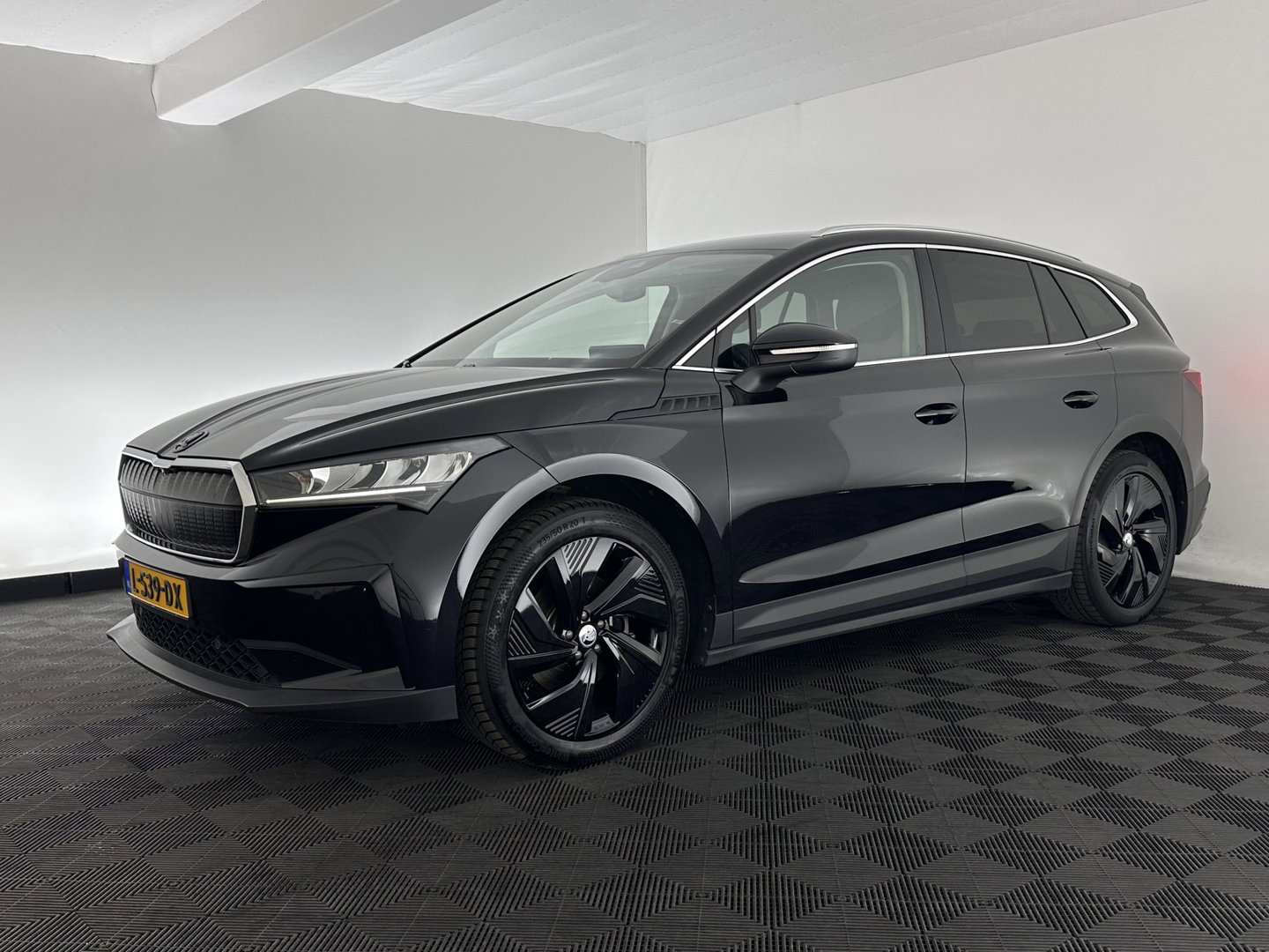 Škoda Enyaq iV 60 [ 3-Fase ] {SOH-87%} (INCL-BTW) *LEATHER-FABRIC | FULL-LED | ADAPTIVE-CRUISE | BLINDSPOT | DIGI-COCKPIT | CAMERA | KEYLESS | NAVI-FULLMAP | AMBIENT-LIGHT | ECC | HEATED-COMFORTSEATS | DAB+ | PDC | 20''ALU*