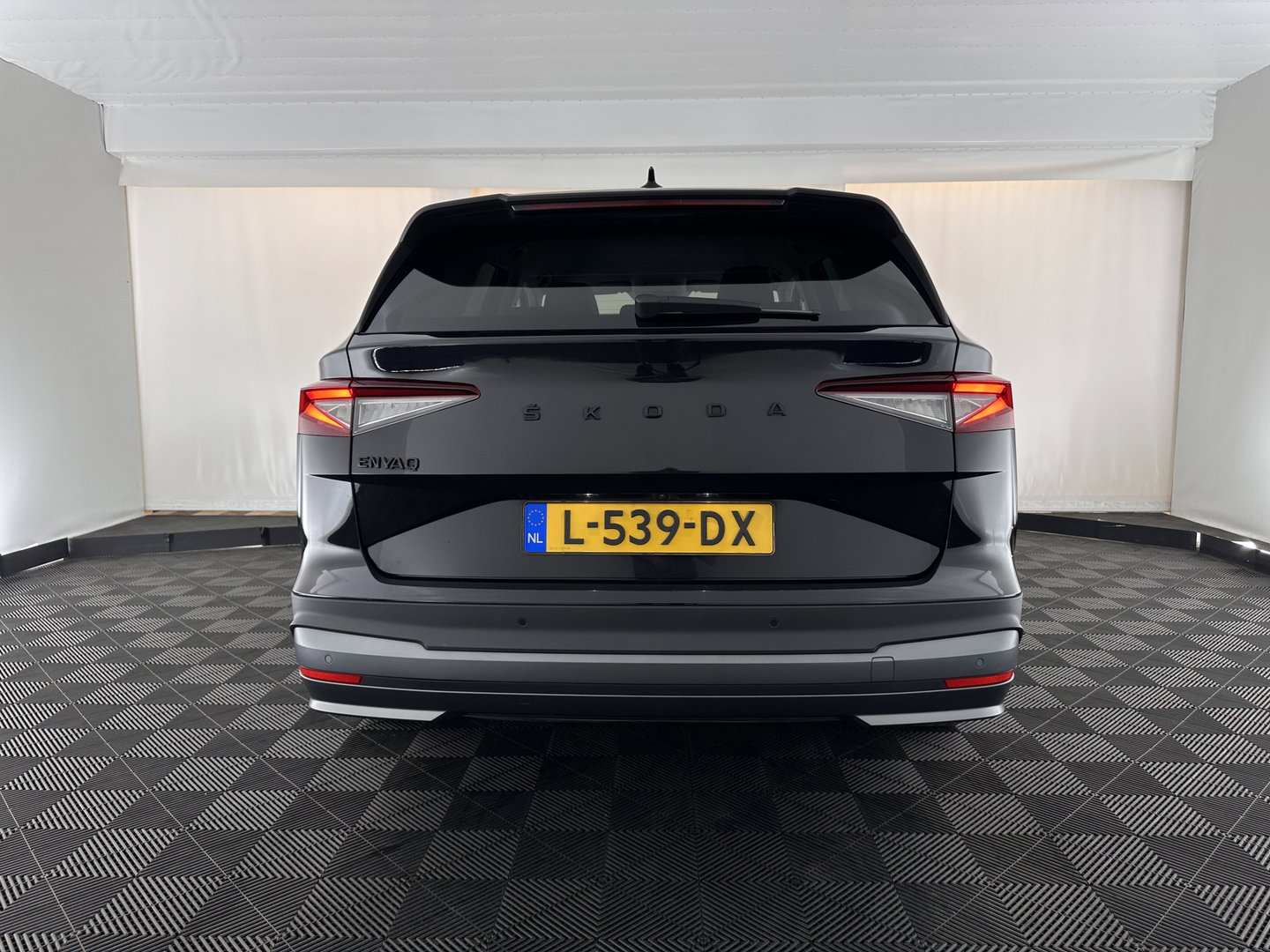 Škoda Enyaq iV 60 [ 3-Fase ] {SOH-87%} (INCL-BTW) *LEATHER-FABRIC | FULL-LED | ADAPTIVE-CRUISE | BLINDSPOT | DIGI-COCKPIT | CAMERA | KEYLESS | NAVI-FULLMAP | AMBIENT-LIGHT | ECC | HEATED-COMFORTSEATS | DAB+ | PDC | 20''ALU*