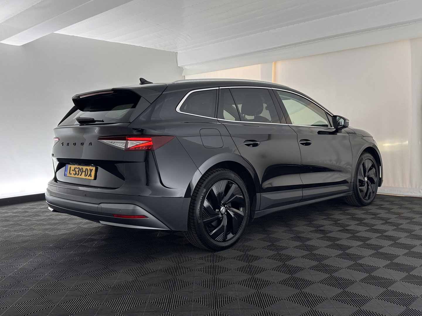 Škoda Enyaq iV 60 [ 3-Fase ] {SOH-87%} (INCL-BTW) *LEATHER-FABRIC | FULL-LED | ADAPTIVE-CRUISE | BLINDSPOT | DIGI-COCKPIT | CAMERA | KEYLESS | NAVI-FULLMAP | AMBIENT-LIGHT | ECC | HEATED-COMFORTSEATS | DAB+ | PDC | 20''ALU*