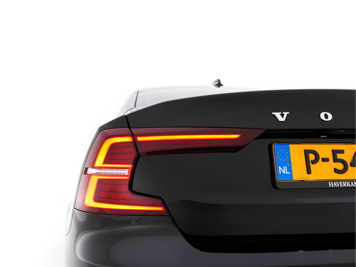 Volvo S60 2.0 B3 R-Design Black Edition (INCL-BTW) Aut. *FULL-LED | LEATHER | HEATED-R-SPORTSEATS | HARMAN/KARDON | MEMORY-PACK | CAMERA | NAVI-FULLMAP | ECC | PRIVACYGLASS | PDC | CRUISE | LANE-ASIST | DAB | DIGI-COCKPIT | TOWBAR