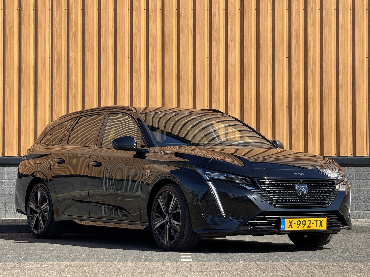 Peugeot 308 SW 1.6 Plug-in Hybrid 225 GT | Apple Carplay | Android Auto | 360° Camera | Adaptieve Cruise Control | Lane Assist | Stuurverwarming | Sfeerverlichting | DAB+ | Memory Stoel |