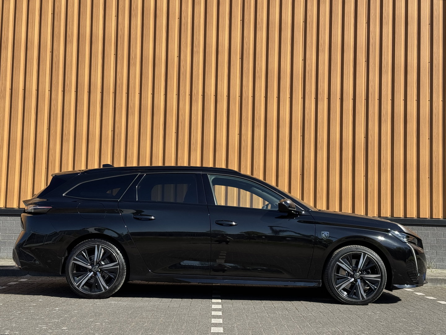 Peugeot 308 SW 1.6 Plug-in Hybrid 225 GT | Apple Carplay | Android Auto | 360° Camera | Adaptieve Cruise Control | Lane Assist | Stuurverwarming | Sfeerverlichting | DAB+ | Memory Stoel |