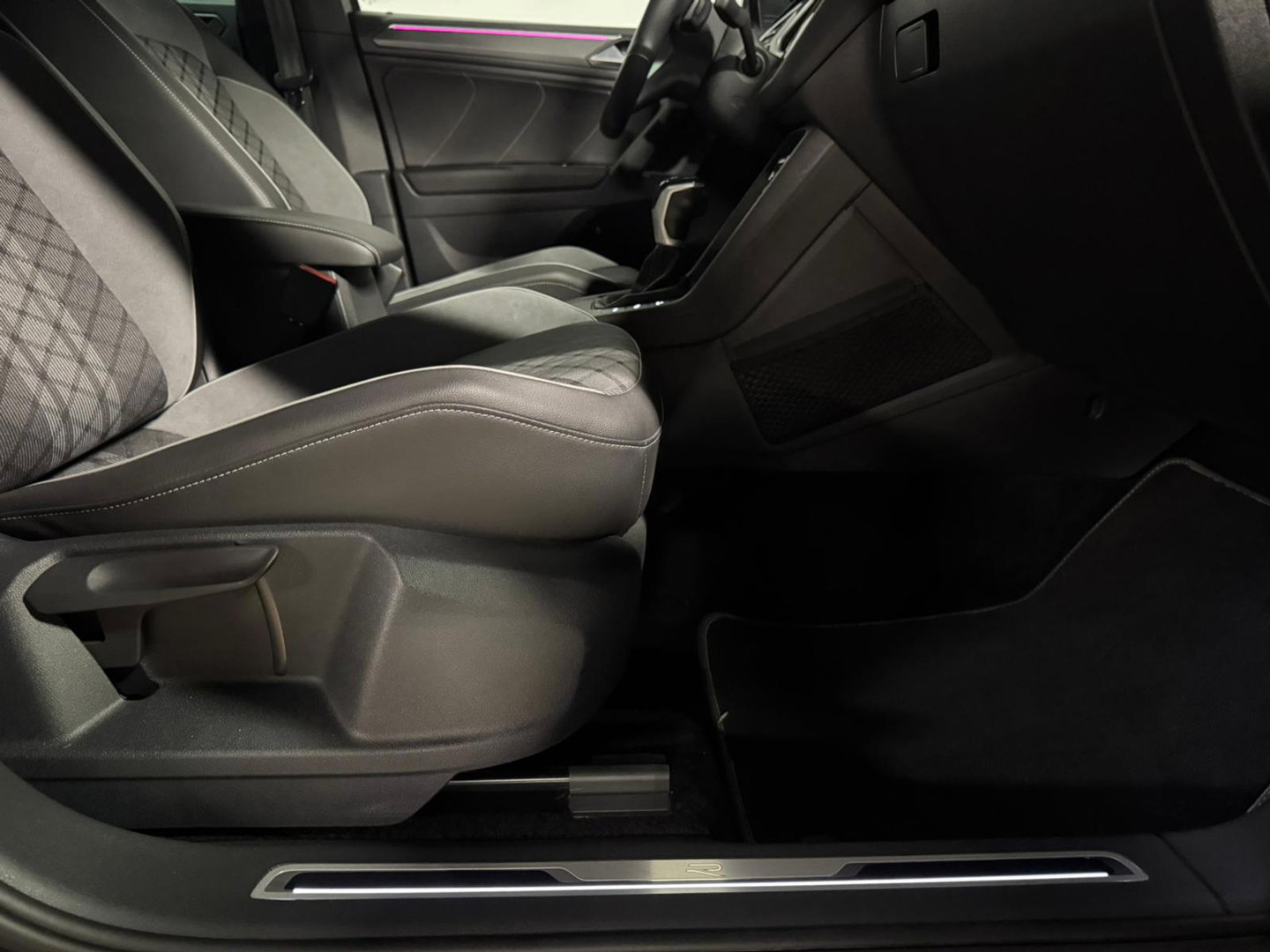 Volkswagen Tiguan 1.4 TSI eHybrid R-Line Business+ PANO KEYLESS CAM